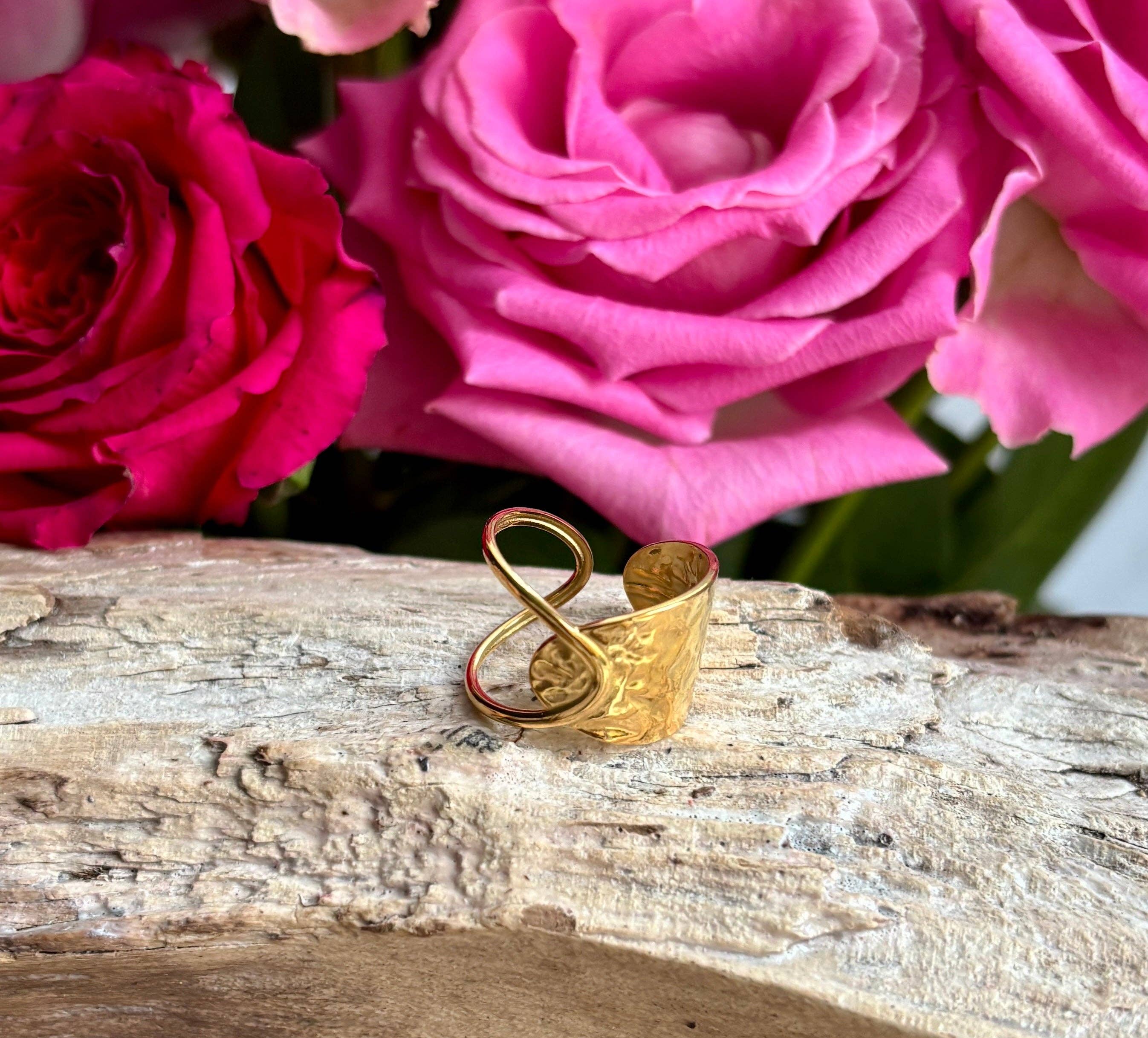 18ct Gold Plated Hammered Crossover Adjustable Ring 🤍 Available in Silver.