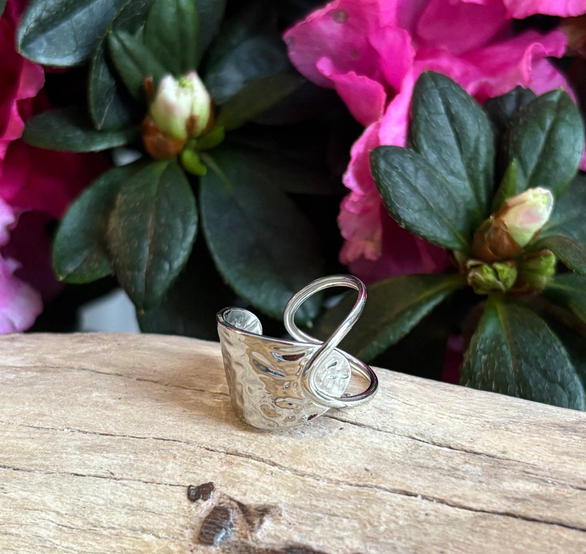 18ct Gold Plated Hammered Crossover Adjustable Ring 🤍 Available in Silver.